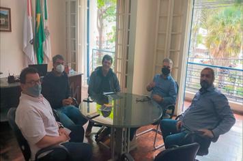 REPRESENTANTE DO SENADO FEDERAL VISITA PREFEITURA DE CAXAMBU