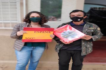 EMBAIXADA ESPANHOLA FAZ DOAÇÃO DE LIVROS PARA A BIBLIOTECA MUNICIPAL