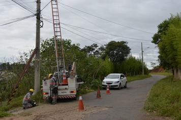 Cemig repara iluminação pública que sofreu vandalismo.