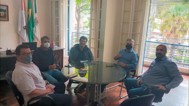 REPRESENTANTE DO SENADO FEDERAL VISITA PREFEITURA DE CAXAMBU