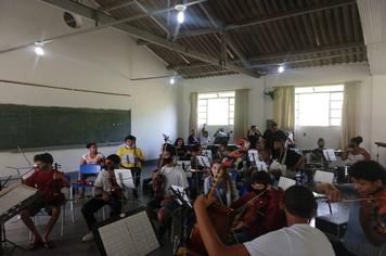 APRENDA UM INSTRUMENTO: ESCOLA MUNICIPAL DE MÚSICA ATENDE GRATUITAMENTE