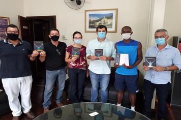 ANIVERSARIANTE DO DIA: ULTRAMARATONISTA BINHO VISITA A PREFEITURA