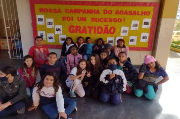 ALUNOS DA ESCOLA MUNICIPAL CHAPEUZINHO VERMELHO PROMOVEM CAMPANHA DO AGASALHO