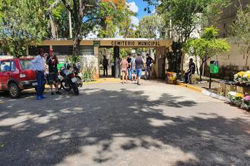 MOVIMENTO NO CEMITÉRIO NESTE DIA DE FINADOS