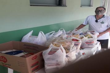 VACINAÇÃO SOLIDÁRIA – ALIMENTOS ARRECADADOS SÃO ENTREGUES NA CASA DA CRIANÇA