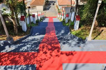 ESCADARIA DA IGREJA SANTA ISABEL RECEBE NOVA PINTURA
