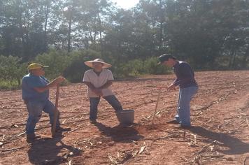 PRODUTORES RURAIS DE CAXAMBU RECEBEM ORIENTAÇÕES SOBRE ANÁLISE DE SOLO