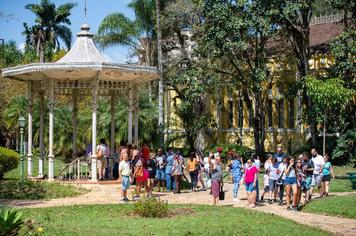 ATRAÇÕES ESPECIAIS MOVIMENTAM CAXAMBU NO FERIADO