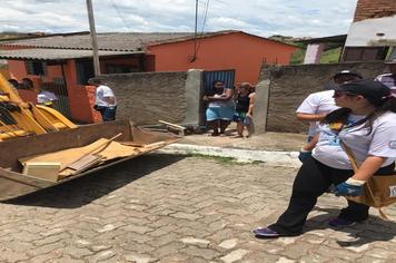 Mutirão de limpeza nos bairros Novo Horizonte e Ferraz Caldas.
