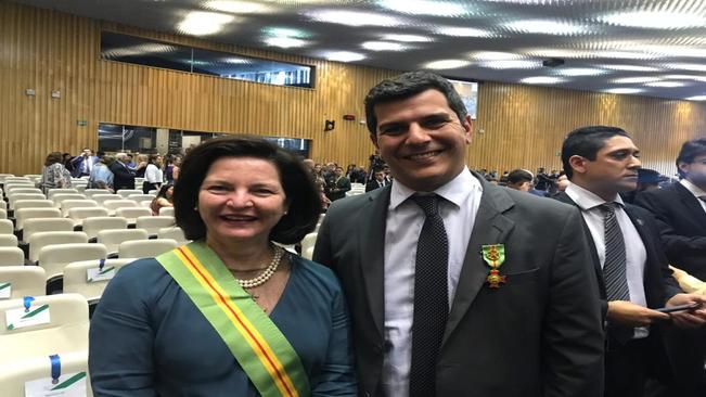 Prefeito Diogo Curi recebe Ordem do Mérito do Trabalho Getúlio Vargas.