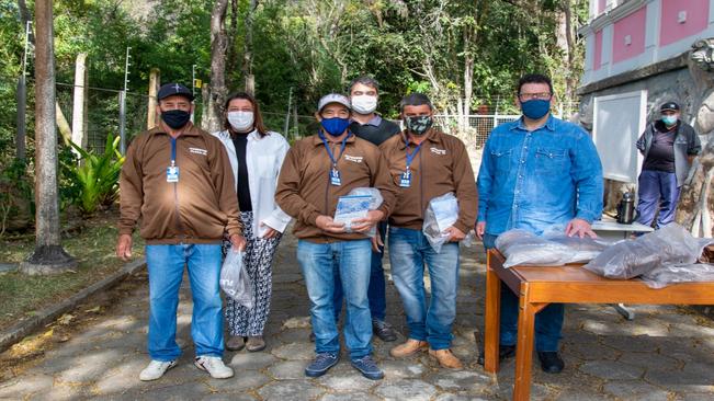 CHARRETEIROS RECEBEM UNIFORMES E IDENTIFICAÇÃO