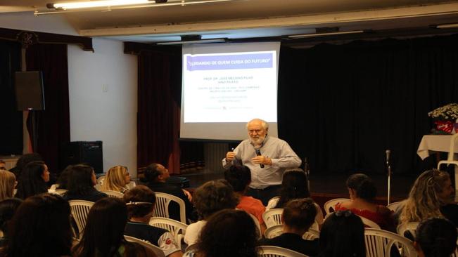 SECRETARIA DE EDUCAÇÃO HOMENAGEIA EDUCADORES DA REDE MUNICIPAL