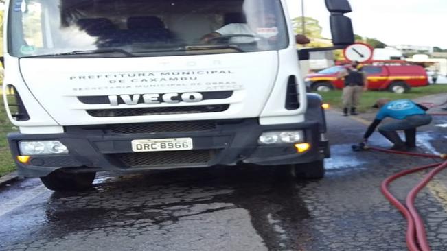 BRIGADA DA DEFESA CIVIL DE CAXAMBU COMBATE INCÊNDIO EM CARRETA