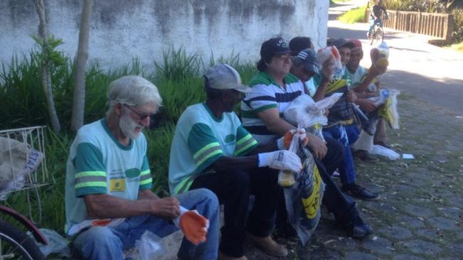 Entrega de EPIs aos catadores de materiais recicláveis da Ascamarc.