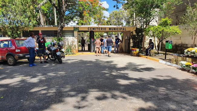 MOVIMENTO NO CEMITÉRIO NESTE DIA DE FINADOS