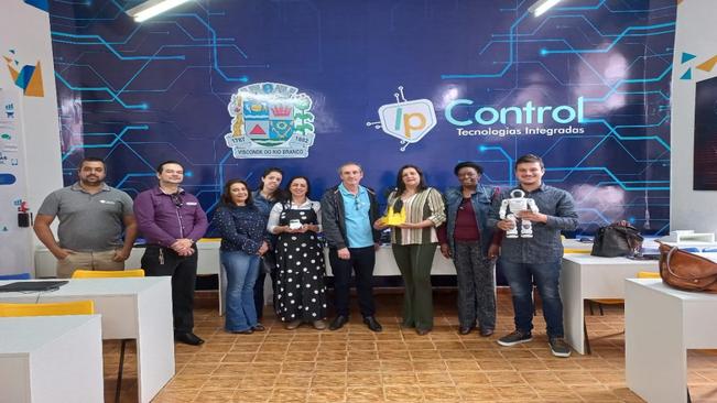 EQUIPE DA PREFEITURA DE CAXAMBU VISITA LABORATÓRIO EDUCACIONAL DE ROBÓTICA