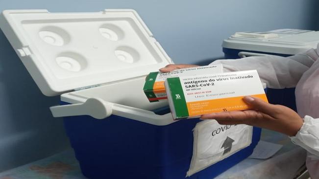 PRIMEIRA FASE DE VACINAÇÃO CONTRA COVID 19 IMUNIZA IDOSOS E PROFISISONAIS DA SAÚDE