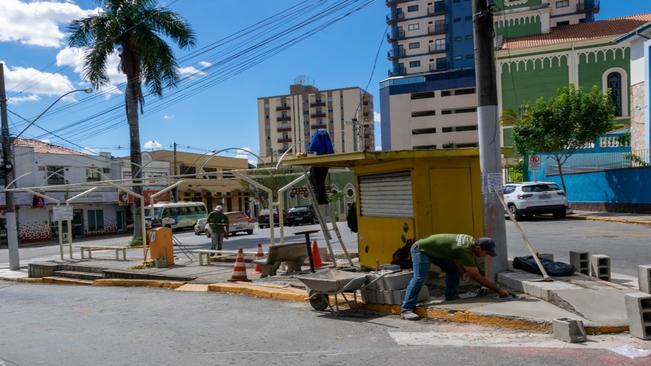 REFORMA DE PONTO DE ÔNIBUS