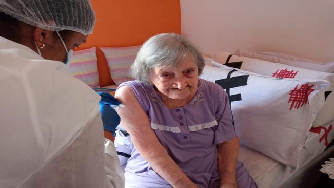 COMEÇA VACINAÇÃO EM IDOSOS ACIMA DE 90 ANOS